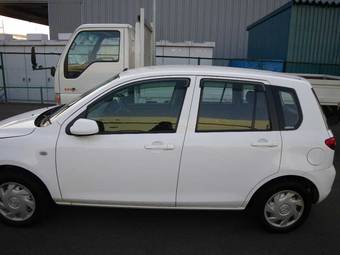 2004 Mazda Demio Pictures