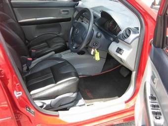 2004 Mazda Demio Photos