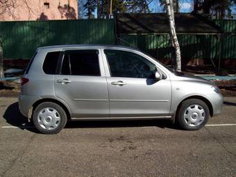 2004 Mazda Demio Photos