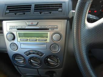 2004 Mazda Demio Pictures