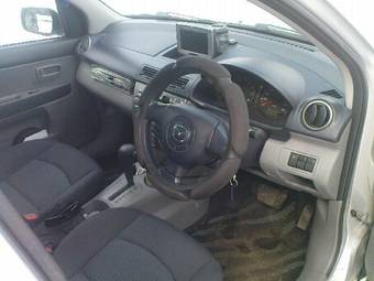 2004 Mazda Demio Pictures