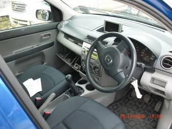 2004 Mazda Demio Pictures