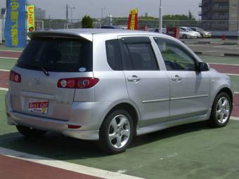 2004 Mazda Demio Photos