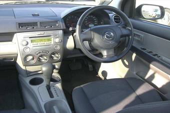 2004 Mazda Demio Pictures