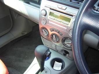 2004 Mazda Demio Photos