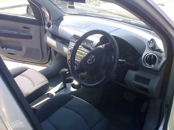 2004 Mazda Demio Pictures