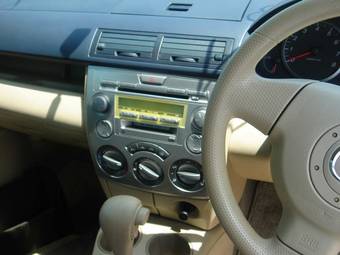 2004 Mazda Demio Pictures