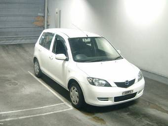 2004 Mazda Demio Images