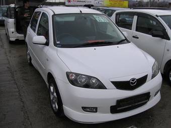 2004 Mazda Demio Pictures