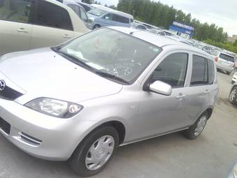 2004 Mazda Demio Photos