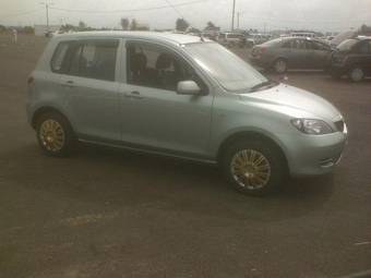 2004 Mazda Demio Images