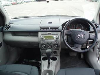 2004 Mazda Demio Photos