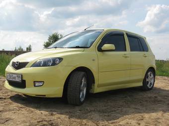 2004 Mazda Demio Photos