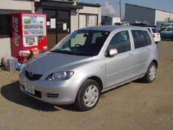 2004 Mazda Demio Photos