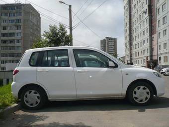 2004 Mazda Demio Pictures