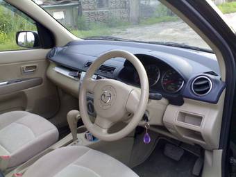 2004 Mazda Demio Pictures