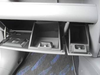 2004 Mazda Demio Pics