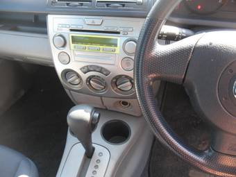 2004 Mazda Demio Photos
