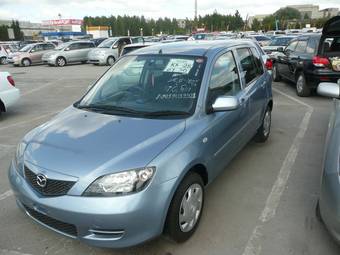 2004 Mazda Demio Photos