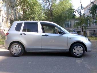 2004 Mazda Demio Pictures
