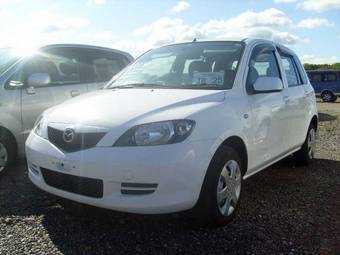 2004 Mazda Demio Photos