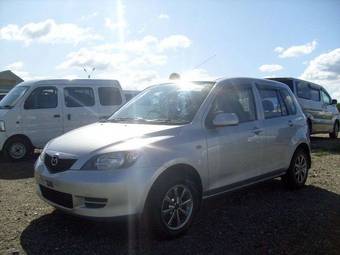 2004 Mazda Demio Photos