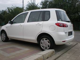 2004 Mazda Demio Photos