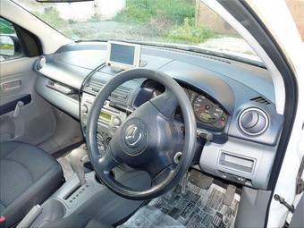 2004 Mazda Demio Pictures