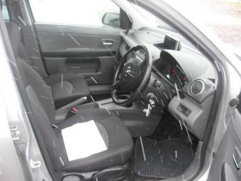 2005 Mazda Demio Photos