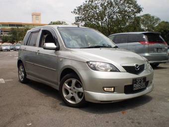 2005 Mazda Demio Photos