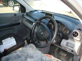 2005 Mazda Demio Pictures