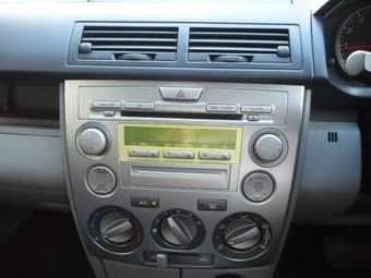 2004 Mazda MAZDA2 Pictures