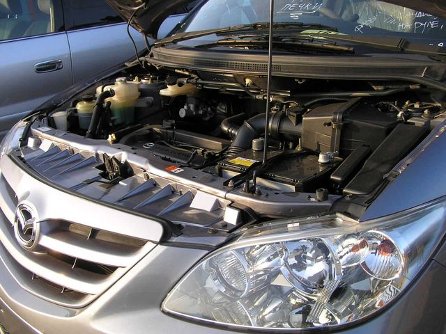 2004 Mazda MPV
