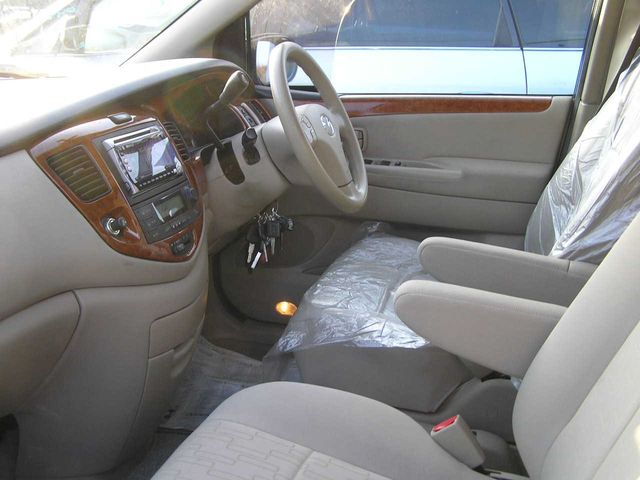 2004 Mazda MPV