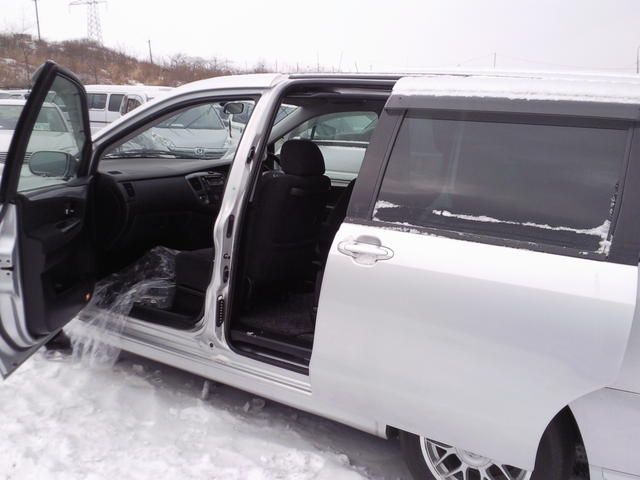 2004 Mazda MPV