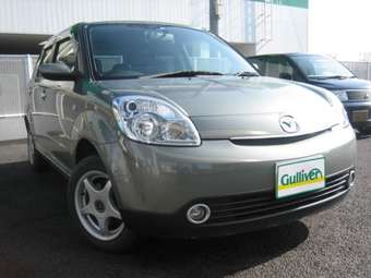 2004 Mazda Verisa Pics