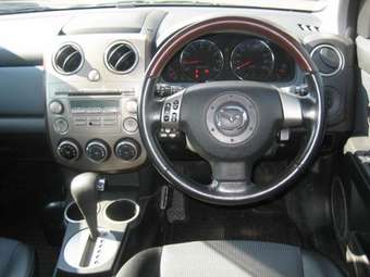 2004 Mazda Verisa Pictures