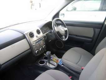 2004 Mazda Verisa Pictures