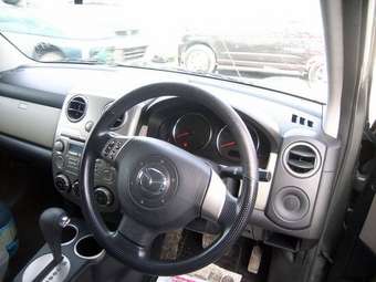 2004 Mazda Verisa Pics