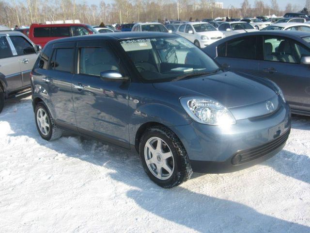 2004 Mazda Verisa