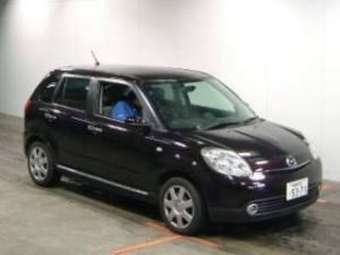 2004 Mazda Verisa Images