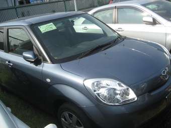 2004 Mazda Verisa Images