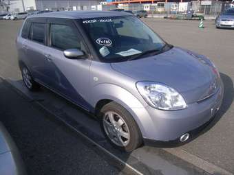 2004 Mazda Verisa Pics