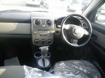 2004 Mazda Verisa Pictures