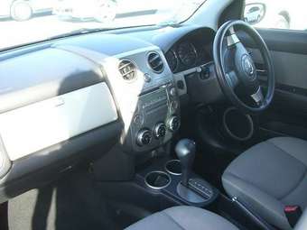 2004 Mazda Verisa Pictures