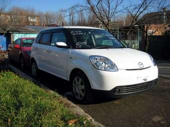 2004 Mazda Verisa Pictures