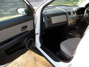 2004 Mazda Verisa Images