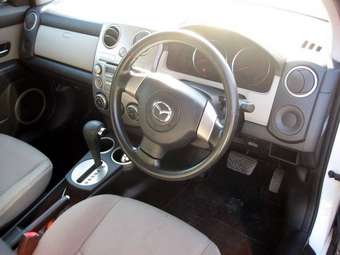 2004 Mazda Verisa Pictures