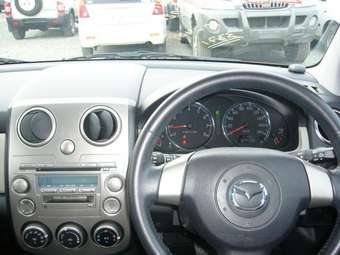 2004 Mazda Verisa Pictures