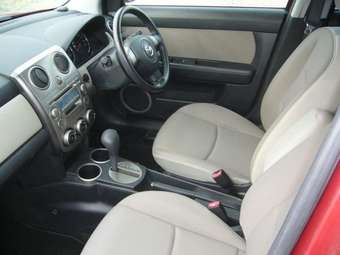2004 Mazda Verisa Pictures